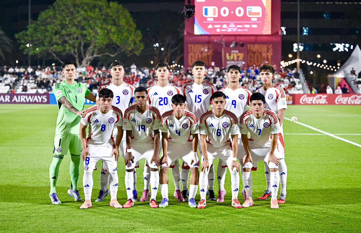 Nuestro canterano Jaime Poblete fue titular y disputó los 90 minutos en la derrota de Chile por 2-0 ante Francia, en el debut de La Roja en el Mundial Sub-17 de Qatar.

🔜 El próximo duelo será ante Uganda, este sábado a las 9:30 horas.

📸: Marcus Ulker - Comunicaciones FFCH.