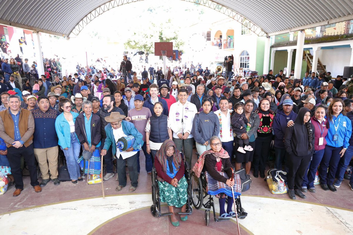NuevoSiglo_Mx's tweet photo. Tras 9 años, regresan 63 fams a Guadalupe Victoria, en San Juan Juquila Mixes.
El retorno fue encabezado por el gobernador @salomonj y se logró mediante diálogo y acuerdos comunitarios. Se reactivan servicios educación y salud, y se iniciará la reconstrucción del tejido social https://t.co/p88jmz4sur