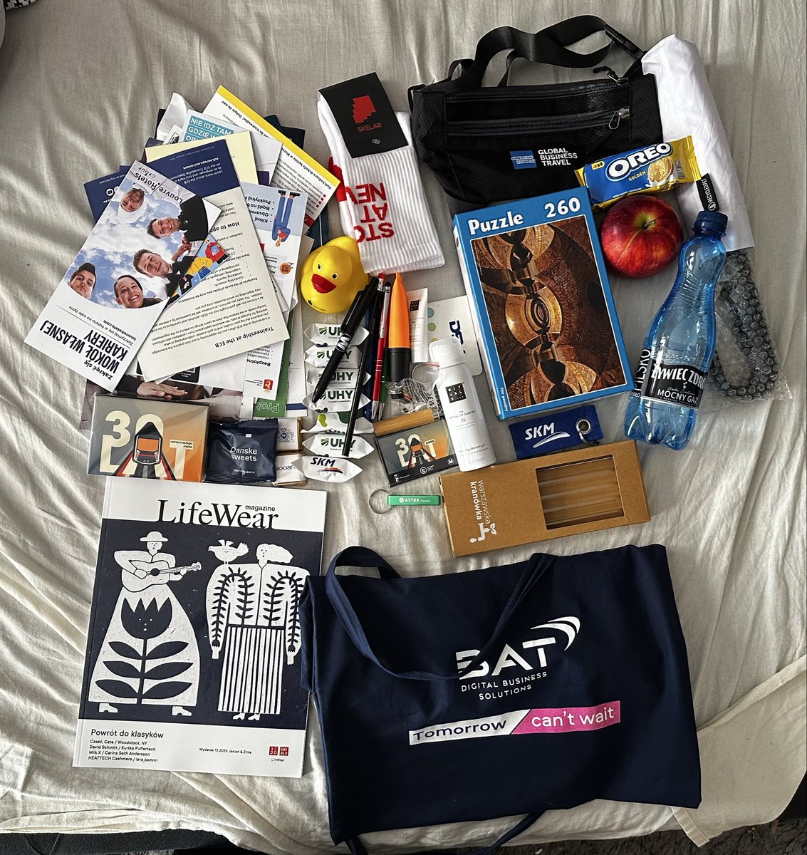 rat420rat's tweet photo. @TRAVISISNTDEAD thank u ☺️☺️☺️ today i got so much free stuff from a job fair - this is the haul https://t.co/2BLuPyqceU