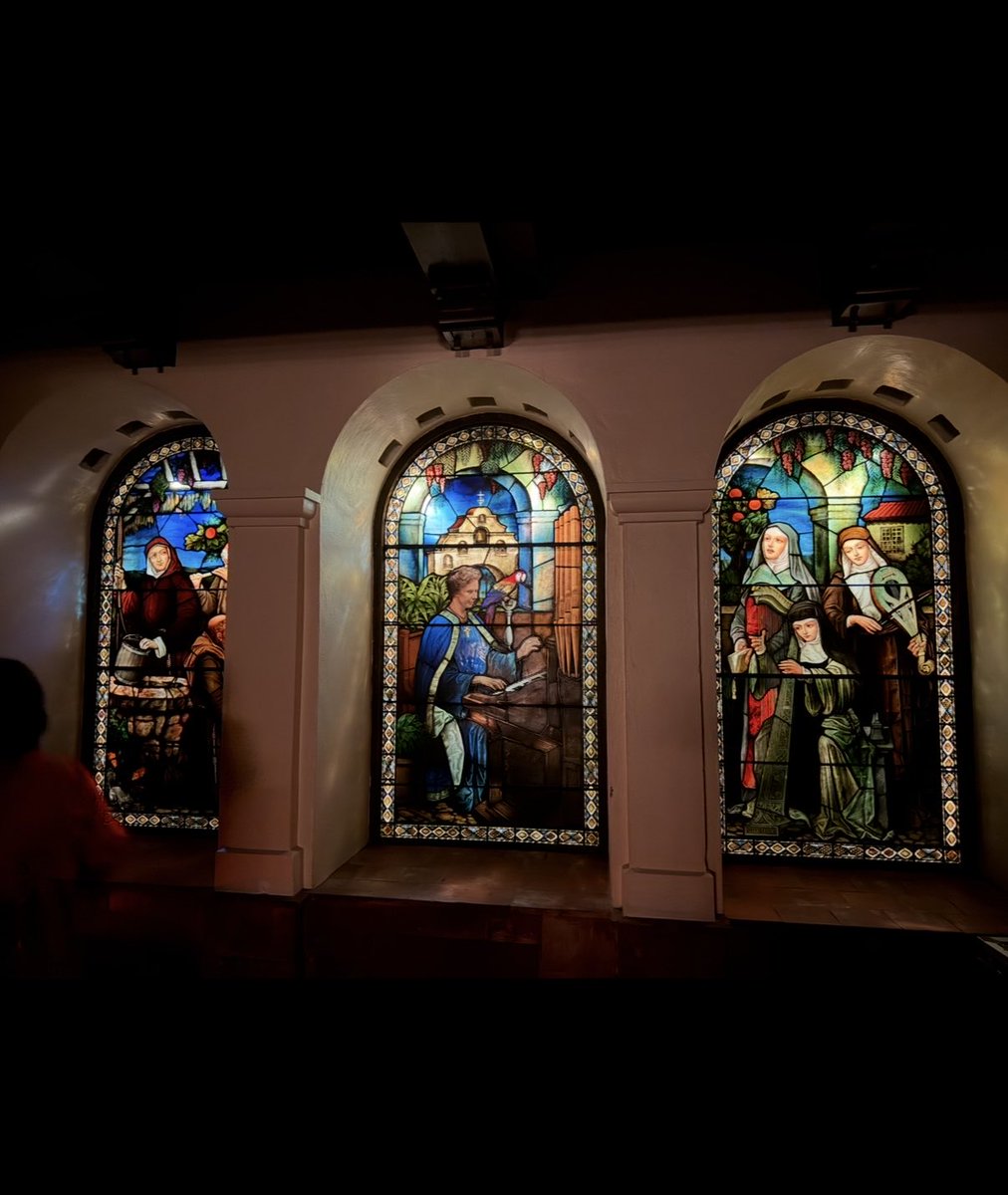 PROOFnv's tweet image. Strange shadow appeared in picture. When no one was in the room 2nd picture taken before the first. Pictures taken during tour at the Mission Inn Hotel in Riverside, CA. #MissionInn #California #tours #hauntedhotel