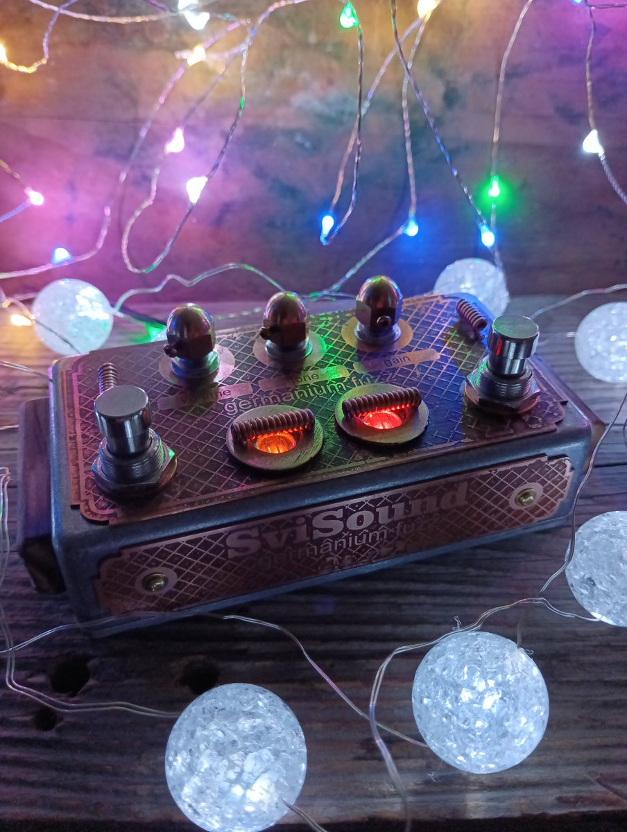 svisound's tweet image. #CopperZoid #fuzz : looks like a time machine, sounds like a riot — every guitarist’s #steampunk fantasy!