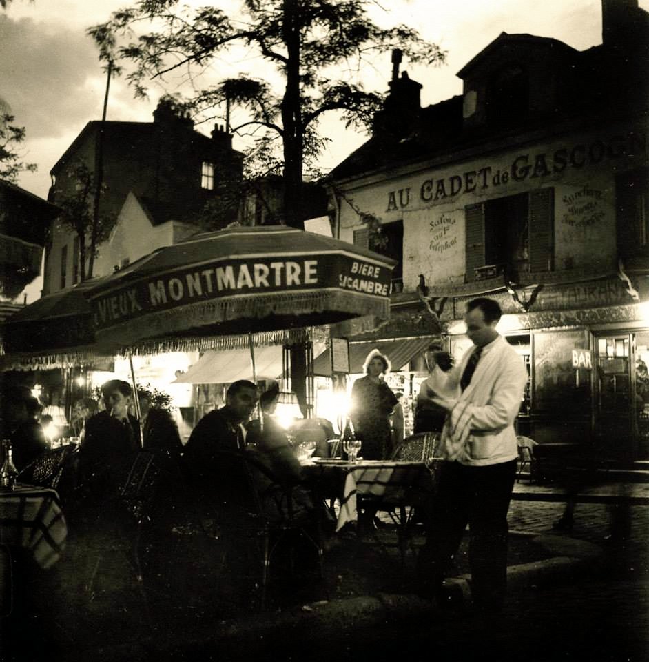 📸 Roger Schall. 
Place du Tertre, Montmartre 
1950. Paris 18e