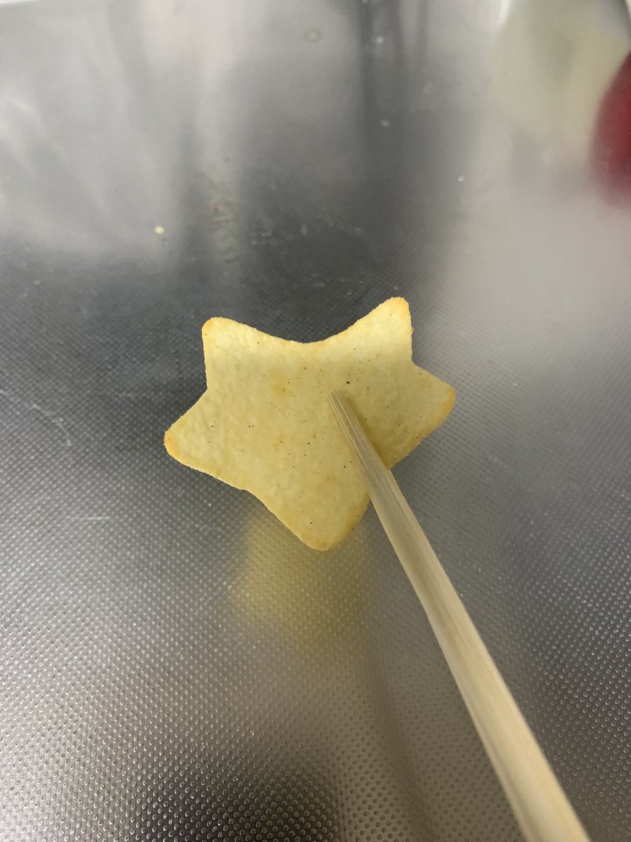 norainucomand's tweet photo. ポテチ食べてたら⭐️の形みたいなやつ出てきた https://t.co/MJbNHysGi5