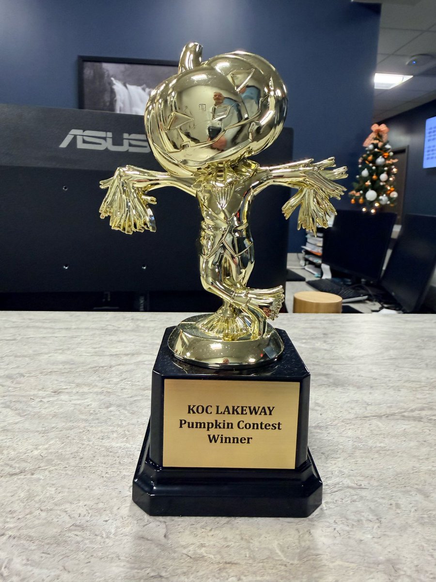 Our KOC Lakeway employees did a GOURDGEOUS job with their pumpkin decorating contest! Our patients chose the winner 🏆 Which one is your favorite? 🎃