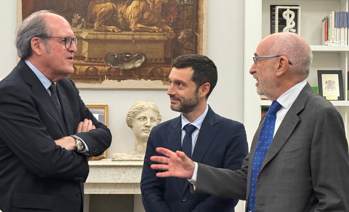 Ángel Gabilondo ha asistido al acto #50AñosContigo de <a href="/consumidores/">OCU</a> 

Han intervenido, entre otros, el presidente de OCU, M. Á. Feito y <a href="/pbustinduy/">Pablo Bustinduy</a>, ministro de <a href="/MSocialGob/">Ministerio de Derechos Sociales, Consumo y A2030</a> 

 ¡Felicidades y gracias por vuestro trabajo en defensa de derechos ciudadanos!

defensordelpueblo.es/noticias/organ…