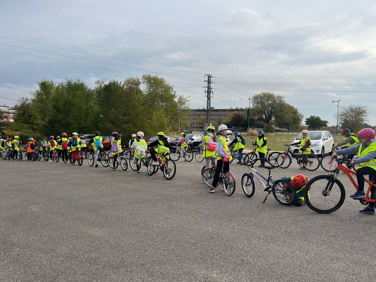 🚴‍♀️ Nuestros peques de 5º de Primaria disfrutaron hoy de una salida al Parque de Educación Vial de Leganés, donde, junto a Policía Municipal, practicaron normas de circulación y aprendieron sobre seguridad vial de forma divertida.
🚦 ¡Una jornada llena de valores y aprendizaje!