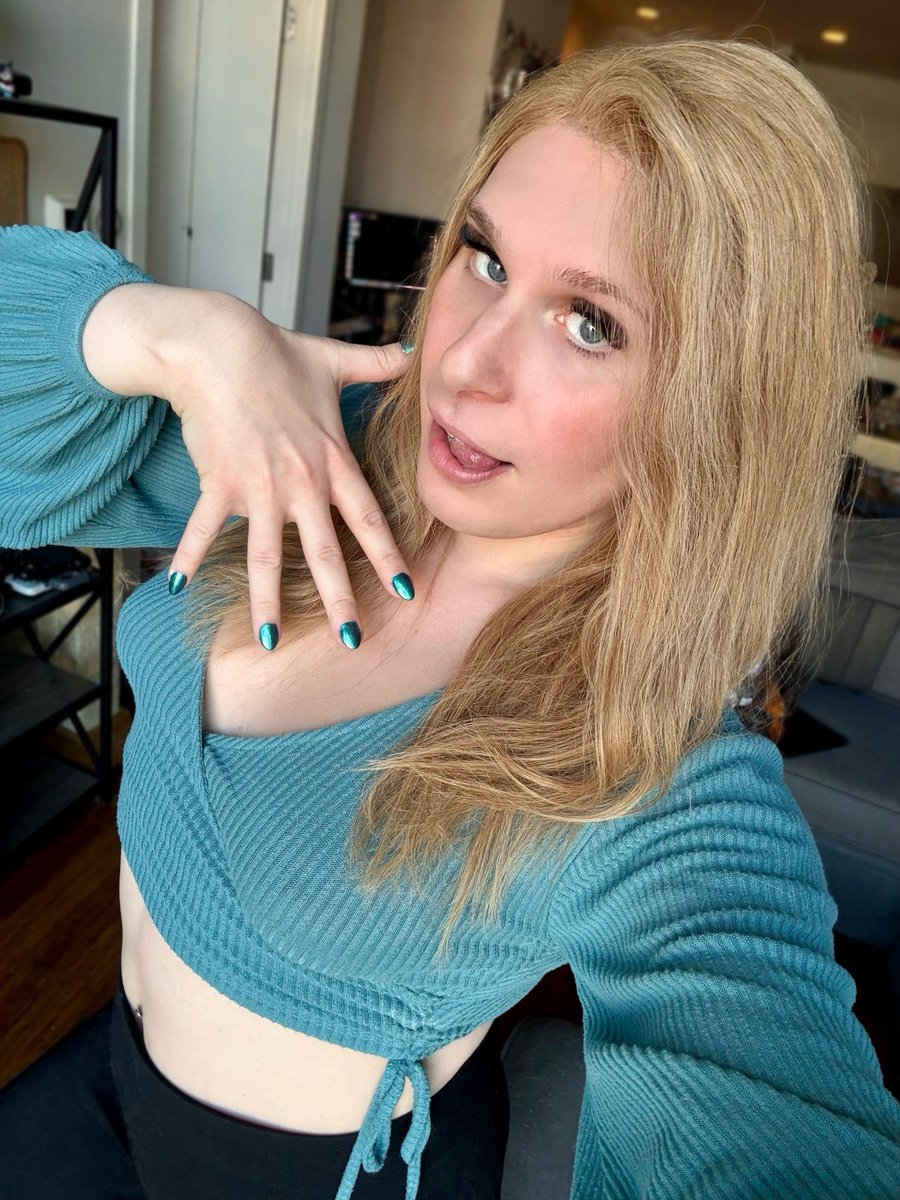 my new nails match my top :3