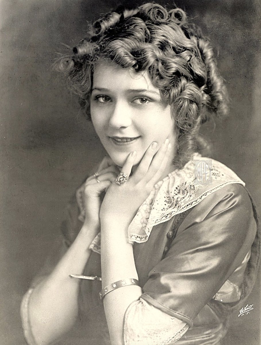 Mary's sweet smile captured at White Studios in 1913.

#marypickford #whitestudios #hollywoodlegends #womeninfilm #iconoclasts
