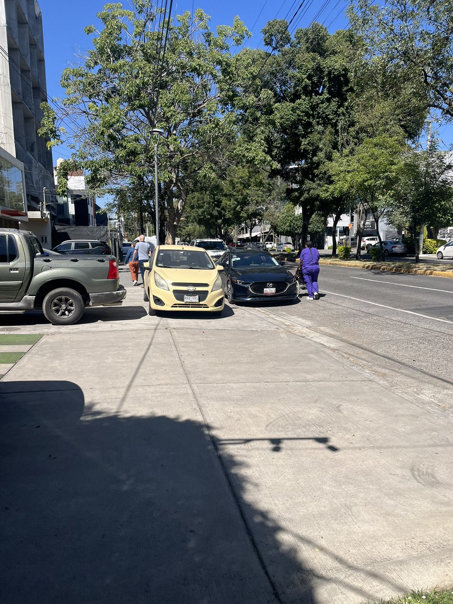 ZZZGAS's tweet image. Algún obtuso mental creyó buena idea estacionarse sobre la banqueta, entonces cuando alguien en silla de ruedas quiso pasar, se tuvo que bajar a la calle. Golfo de Cortés 2959, una dique clínica médica @Trafico_ZMG @GdlMovilidad @vallartanortesl