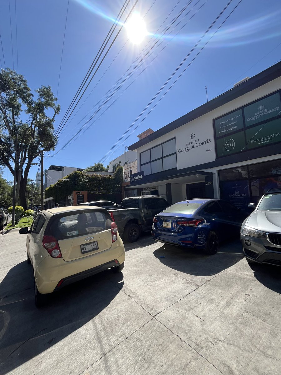 ZZZGAS's tweet image. Algún obtuso mental creyó buena idea estacionarse sobre la banqueta, entonces cuando alguien en silla de ruedas quiso pasar, se tuvo que bajar a la calle. Golfo de Cortés 2959, una dique clínica médica @Trafico_ZMG @GdlMovilidad @vallartanortesl