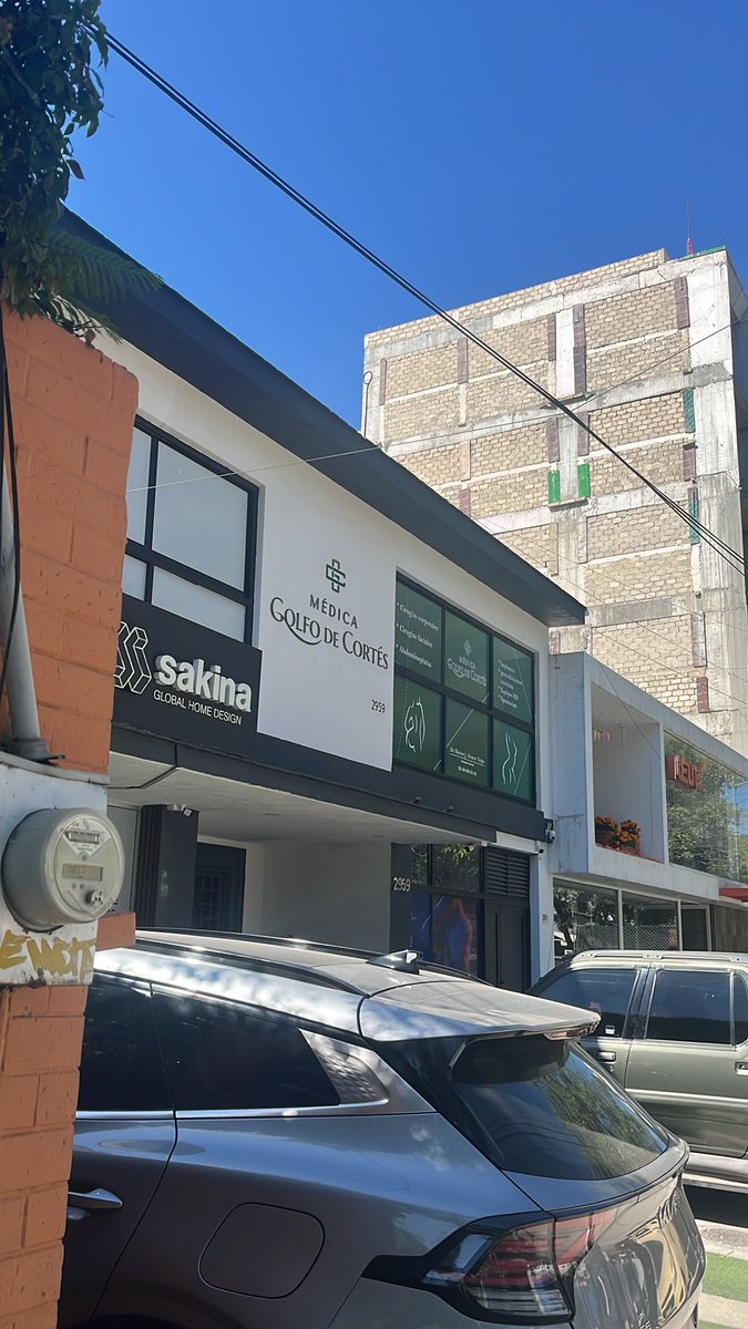 ZZZGAS's tweet image. Algún obtuso mental creyó buena idea estacionarse sobre la banqueta, entonces cuando alguien en silla de ruedas quiso pasar, se tuvo que bajar a la calle. Golfo de Cortés 2959, una dique clínica médica @Trafico_ZMG @GdlMovilidad @vallartanortesl