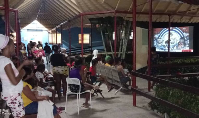 Proyección de una selección del animado cubano Elpidio Valdés en el Hospital Pediátrico Mayor General Pedro Agustín Pérez de la provincia de #Guantánamo, con el proyecto del Cine Móvil.