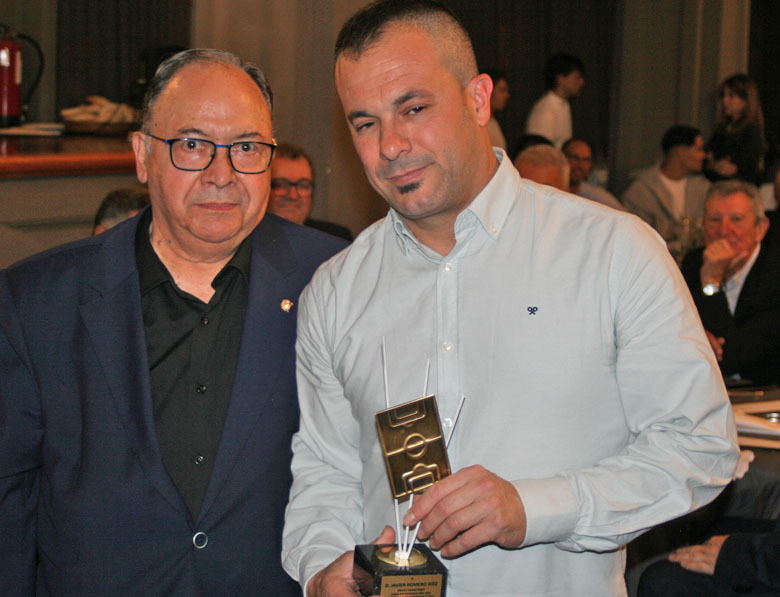 cdcaspe_oficial's tweet image. 20251105 Los árbitros premian a Javier Romero su trayectoria
Para Francisco Ramo, pte. de los árbitros, desde el comité siempre defienden el diálogo y el entendimiento y Javier Romero, entr. del CDCaspe, dice que ha recibido con mucha felicidad el galardón cdcaspe.es/Informaciones/…