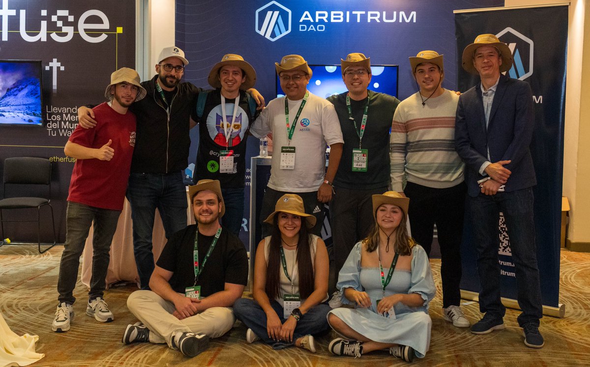 ethereum_mexico's tweet image. 🔥 Y claro, los embajadores de @arbitrum en México y la Merch no podían faltar en #ETHMexico2025🇲🇽 

¡Cuéntanos!
👉 ¿Qué fue lo que más te gustó o aprendiste sobre Arbitrum?
👉 ¿Qué construiste sobre Arbitrum durante el hackathon?
👉 ¿Cómo te gustaría involucrarte?

Responde…