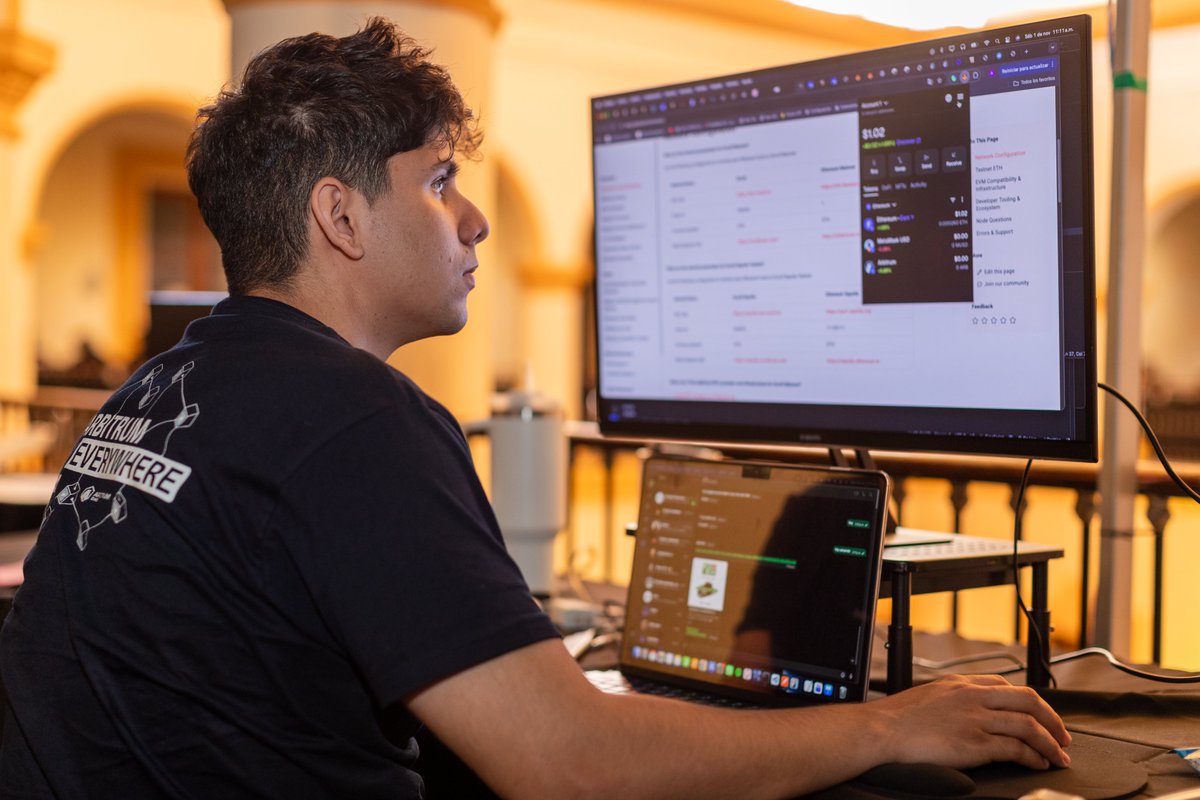 ethereum_mexico's tweet image. 🔥 Y claro, los embajadores de @arbitrum en México y la Merch no podían faltar en #ETHMexico2025🇲🇽 

¡Cuéntanos!
👉 ¿Qué fue lo que más te gustó o aprendiste sobre Arbitrum?
👉 ¿Qué construiste sobre Arbitrum durante el hackathon?
👉 ¿Cómo te gustaría involucrarte?

Responde…