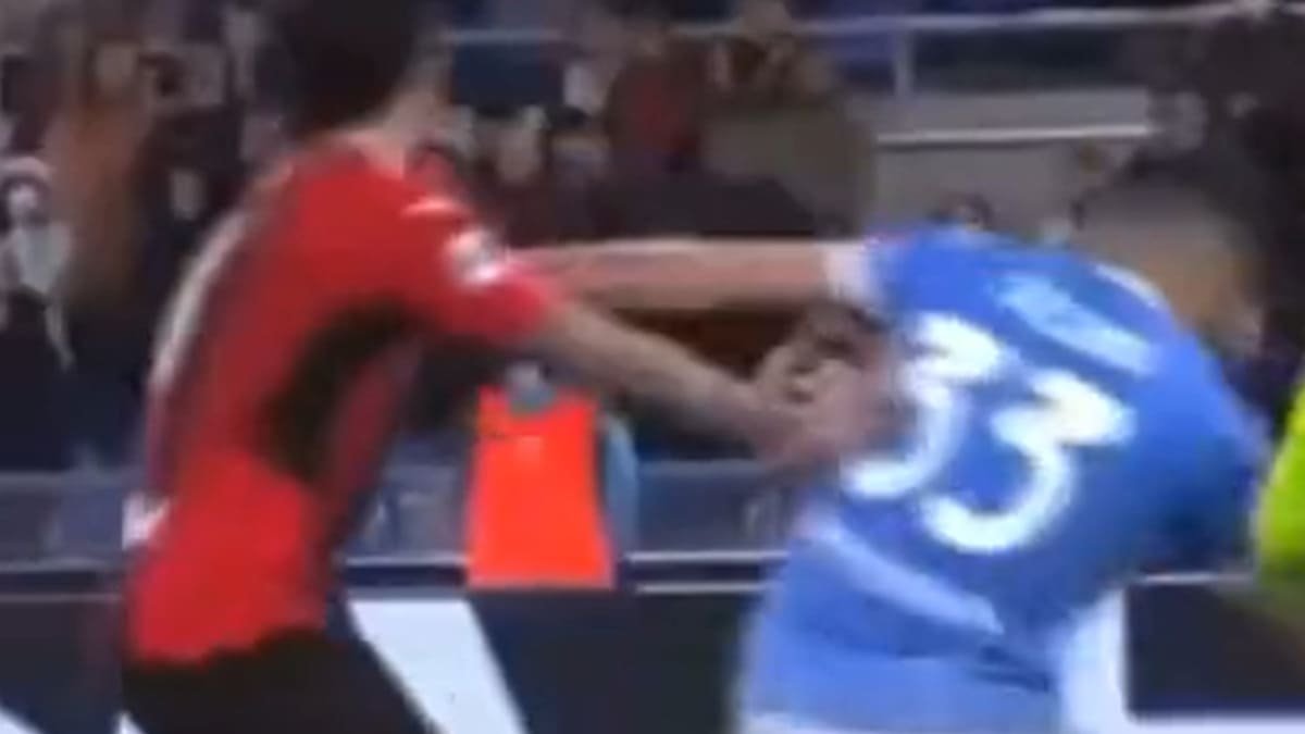 dell_inter's tweet photo. @Cardinaliano Ma lo sculetto del milan era da annullare.
Marotta parla e arrivano subito gli aiutini.
... ah no https://t.co/dwsBSYmeoK