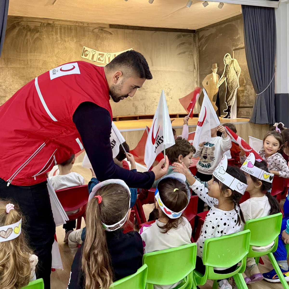 Minik bir ’Kızılay Kolu’ merasimi❣️

Hilalle tanışan minik gönüllülerimizle, iyiliğin ilk adımları atıldı 🐣😇
