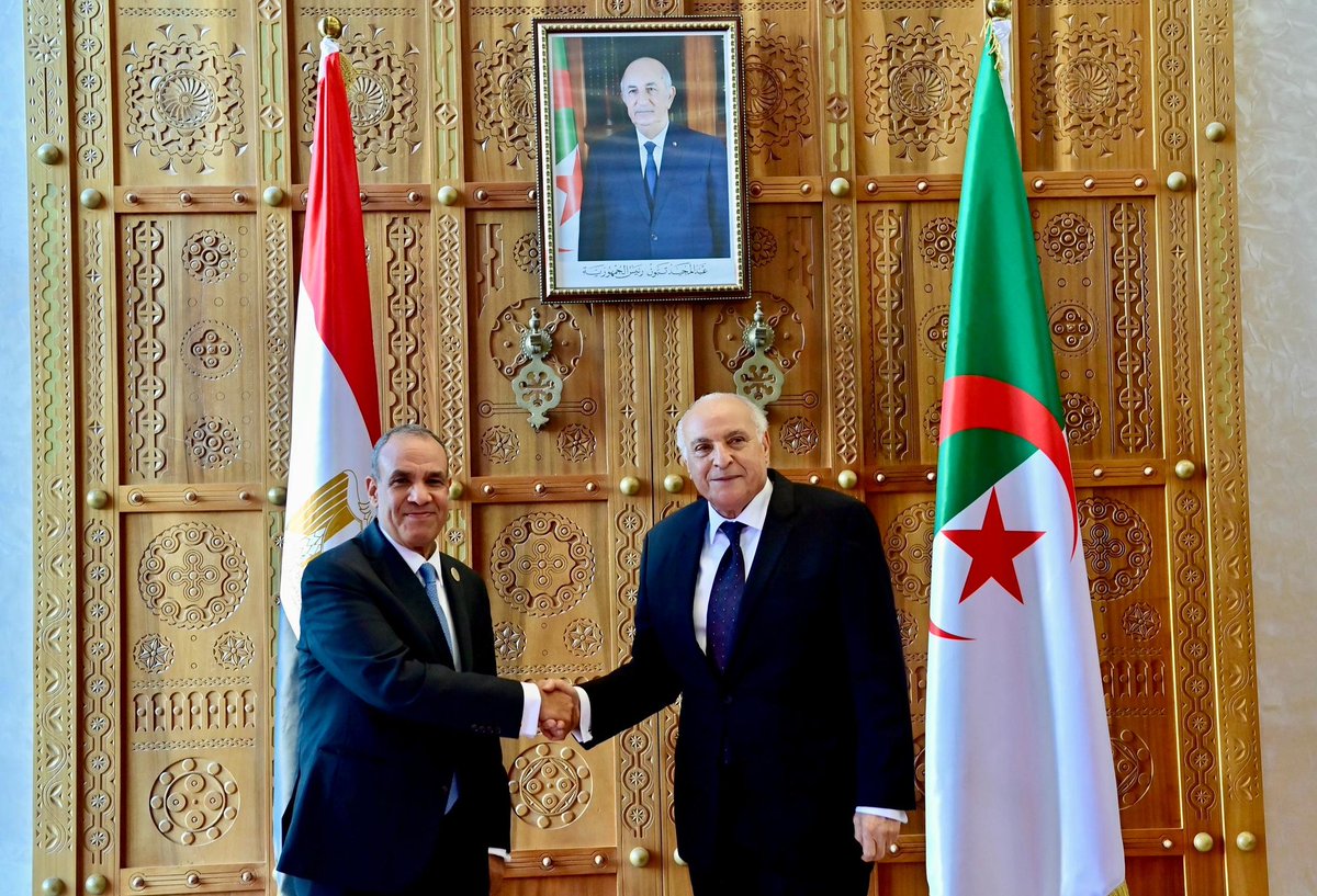Algeria_MFA's tweet photo. استقبل وزير الدولة، وزير الشؤون الخارجية والجالية الوطنية بالخارج والشؤون الإفريقية، السيّد @AhmedAttaf_Dz ، مساء اليوم بمقر الوزارة، وزير الخارجية والهجرة وشؤون المصريين بالخارج لجمهورية مصر العربية الشقيقة، السيّد بدر عبد العاطي، الذي يقوم بزيارة رسمية إلى الجزائر. 
🇩🇿🇪🇬 https://t.co/8v5yaIU9xp