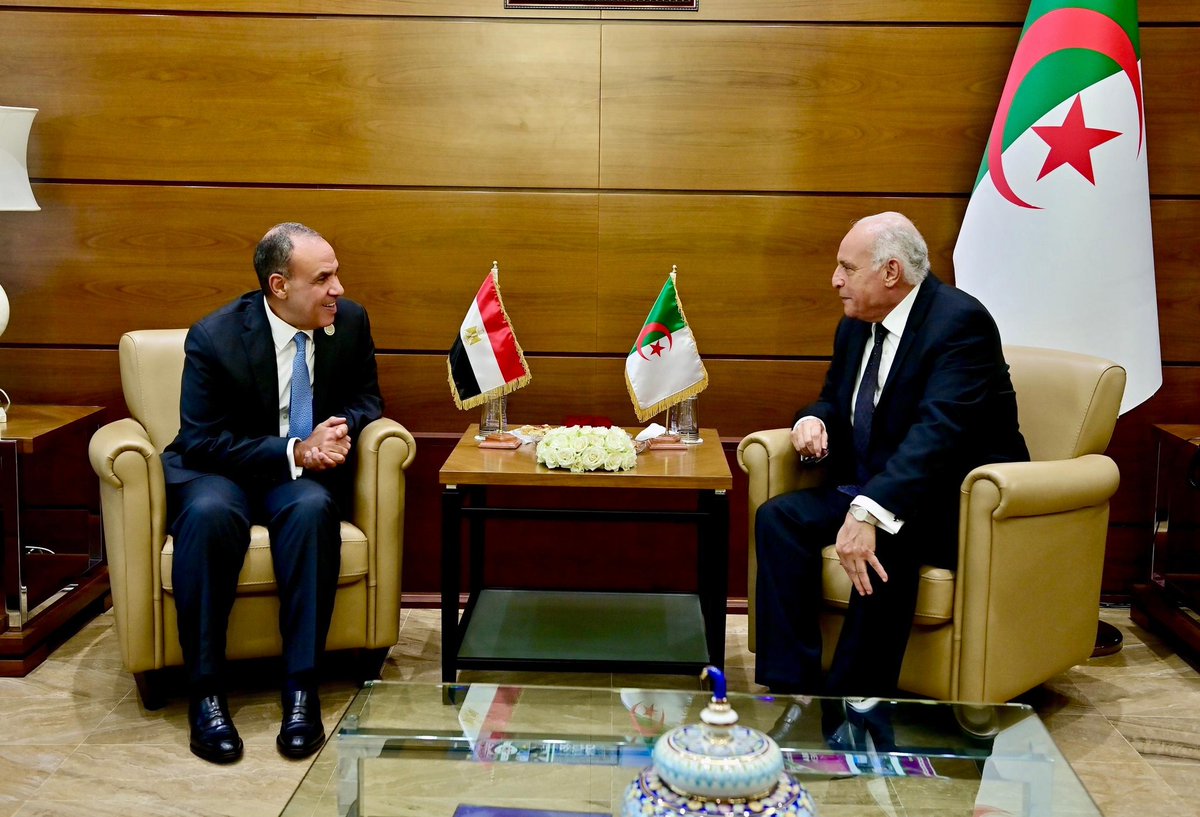 Algeria_MFA's tweet photo. استقبل وزير الدولة، وزير الشؤون الخارجية والجالية الوطنية بالخارج والشؤون الإفريقية، السيّد @AhmedAttaf_Dz ، مساء اليوم بمقر الوزارة، وزير الخارجية والهجرة وشؤون المصريين بالخارج لجمهورية مصر العربية الشقيقة، السيّد بدر عبد العاطي، الذي يقوم بزيارة رسمية إلى الجزائر. 
🇩🇿🇪🇬 https://t.co/8v5yaIU9xp
