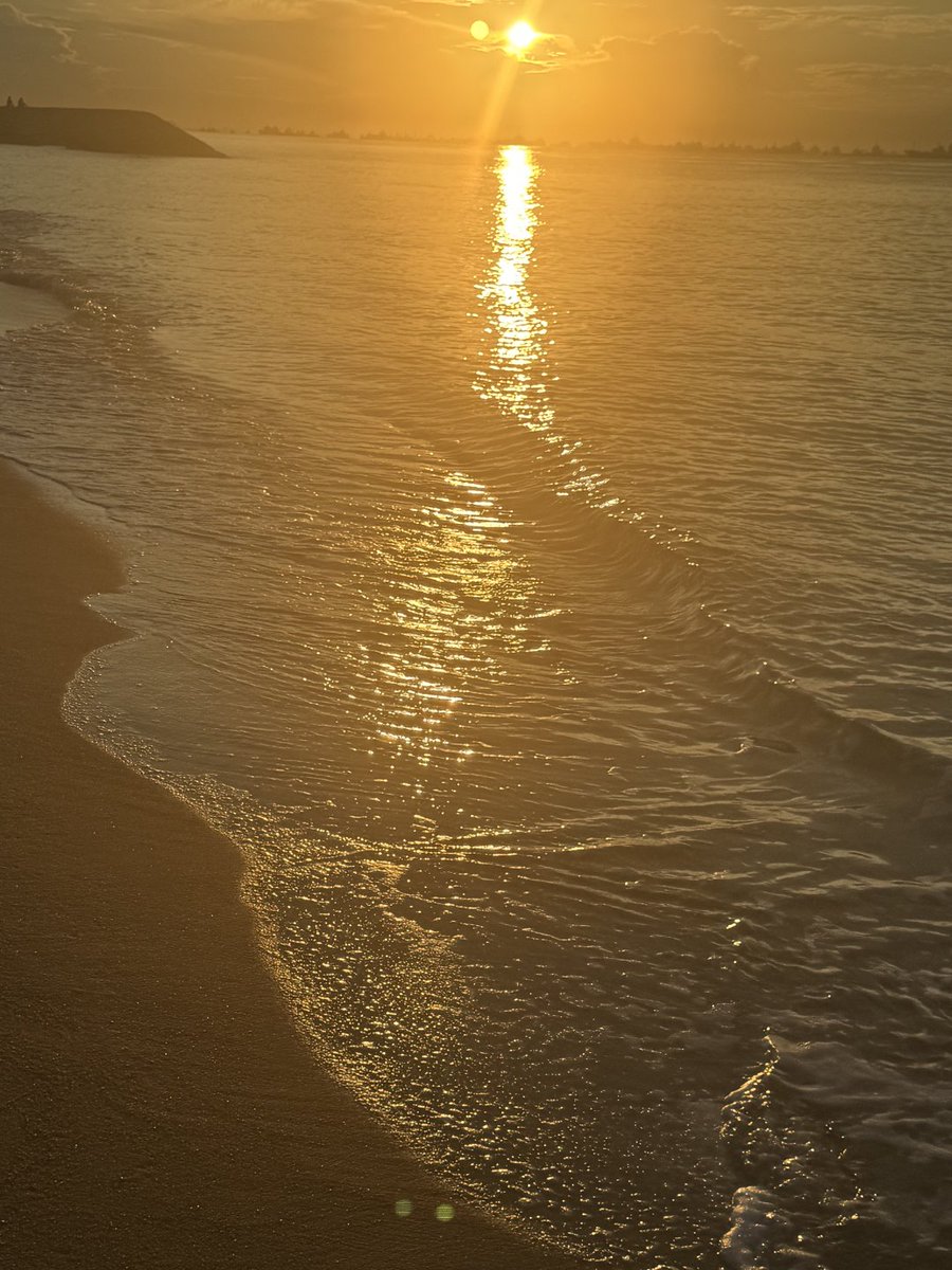 Luvinadj's tweet photo. 노을빛이 바다 위에 반짝이는 걸 보니까,
마음까지 따뜻하게 물들었어요🌊 https://t.co/hFFyHtZ9Ci