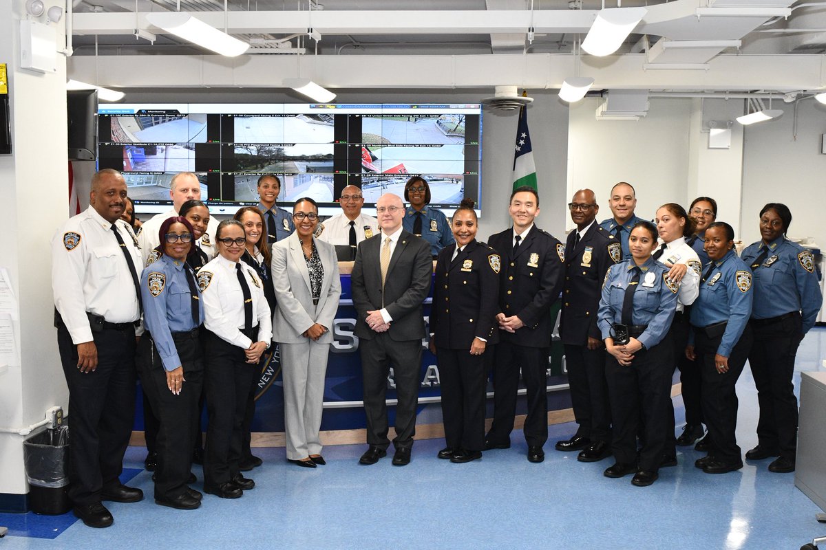 NYPD1stDep's tweet image. Today, I got the opportunity to visit our School Safety Communications Operators who keep our schools secure and connected. Their hard work behind the scenes makes all the difference — thank you for keeping our students safe every day!