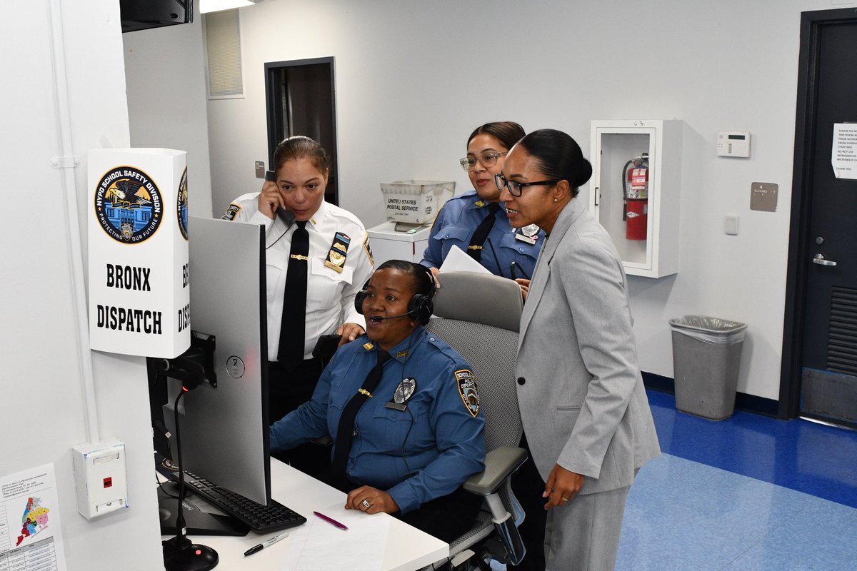 NYPD1stDep's tweet image. Today, I got the opportunity to visit our School Safety Communications Operators who keep our schools secure and connected. Their hard work behind the scenes makes all the difference — thank you for keeping our students safe every day!