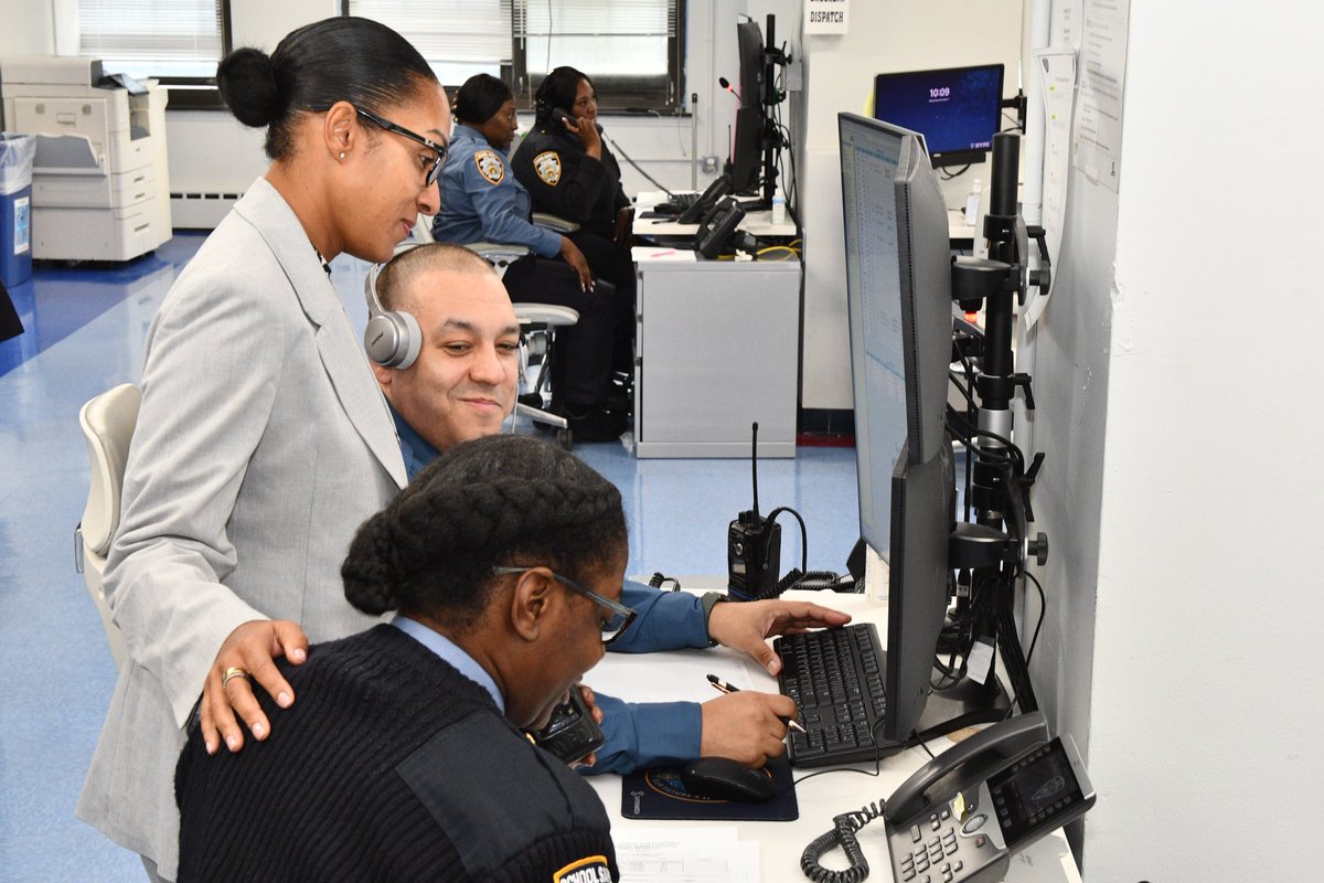 NYPD1stDep's tweet image. Today, I got the opportunity to visit our School Safety Communications Operators who keep our schools secure and connected. Their hard work behind the scenes makes all the difference — thank you for keeping our students safe every day!