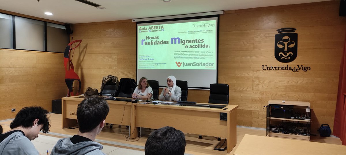 XeoLab's tweet image. Unha sesión inspiradora en "Espazos e Sociedades" na @HistoriaOurense 🌍. Falamos de migracións dende unha mirada humana e reflexiva 🤝. Grazas @fundacionjuans, polo voso traballo e por facer da aprendizaxe unha experiencia tan próxima 💡#AulaAberta  #Xeografíando
