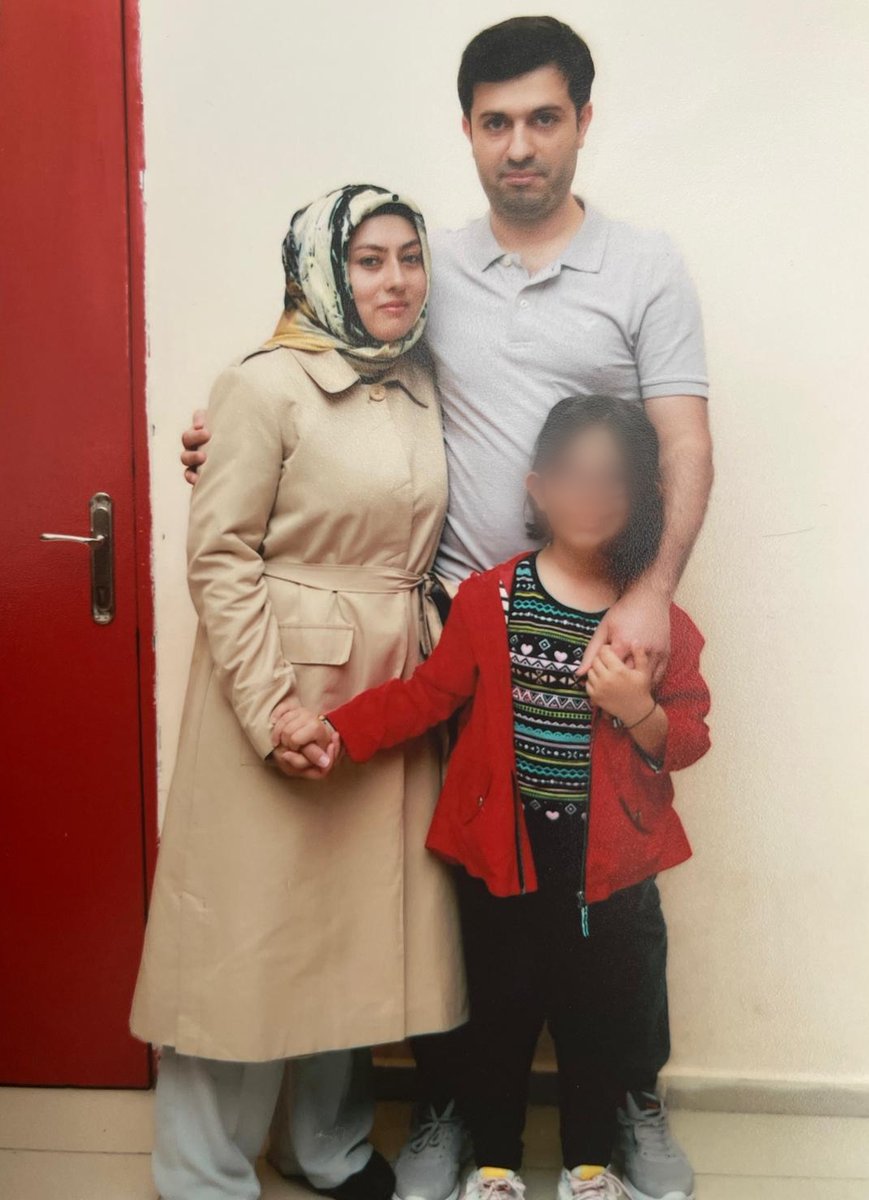 zyfh8iS's tweet photo. Edirne'de tutuklu ev hanımı Deniz Gündoğdu'nun eşi: 

“Ben 69 ay hapis yattım. Kızım bensiz büyüdü. Çok zor bir süreçti. Şimdi eşim ve küçük kızım hapiste. Yargıtay eşime verilen cezayı bozdu. Yarın 3. mahkeme olacak. Eşimin tutuksuz yargılanmalı."

AsudeBebek HapisteBüyümesin https://t.co/SfXI98uFah