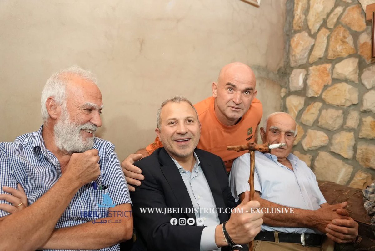 حط الصورة كاملة يا حقير هيدا تقليد جدودنا كانوا يشربوا دخان لف متل الpipe يا جاهل الرئيس جبران ما بحياته تعاطى او هرّب او صنّع متل معلمك الارهابي يلي عليه٣ اعدامات مخففة للمؤبد مع اشغال شاقة وعا فكرة صاحب هيدا البيت طلع منه شهيدين للجيش اللبناني قتلوهم القوات عا باب كنيسة الضيعة