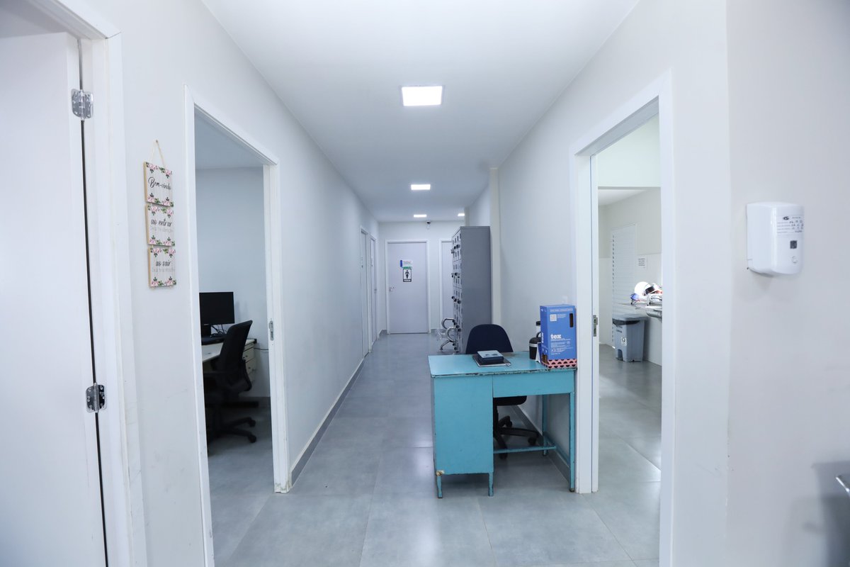 O ambulatório de Infectologia de Planaltina, vinculada à policlínica, está de cara nova. O objetivo da melhoria, que contou com investimento de R$230 mil, é proporcionar mais conforto, acessibilidade e qualidade no atendimento à população. 

📲Saiba mais: encurtador.com.br/dsfb