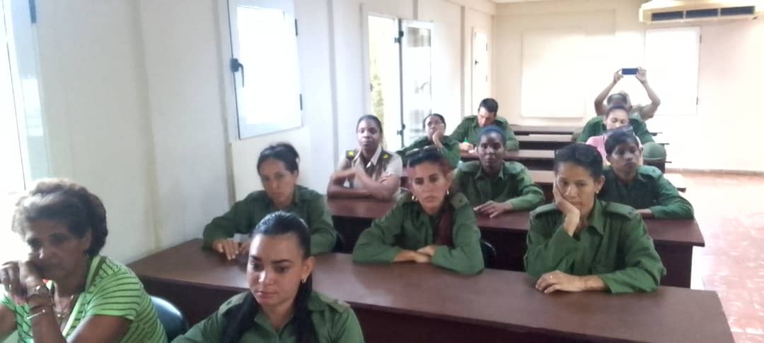 🇨🇺Intercambia <a href="/TeresaBoue/">@SecGFMC</a> con muchachas que estudiarán periodismo y hoy cumplen su #SMVF se abordó importancia de la inclusión d las jóvenes y cuánto + se puede hacer. Se conocieron historias de vida que han encontrado el sentido de sus vidas en las FAR. #FMC