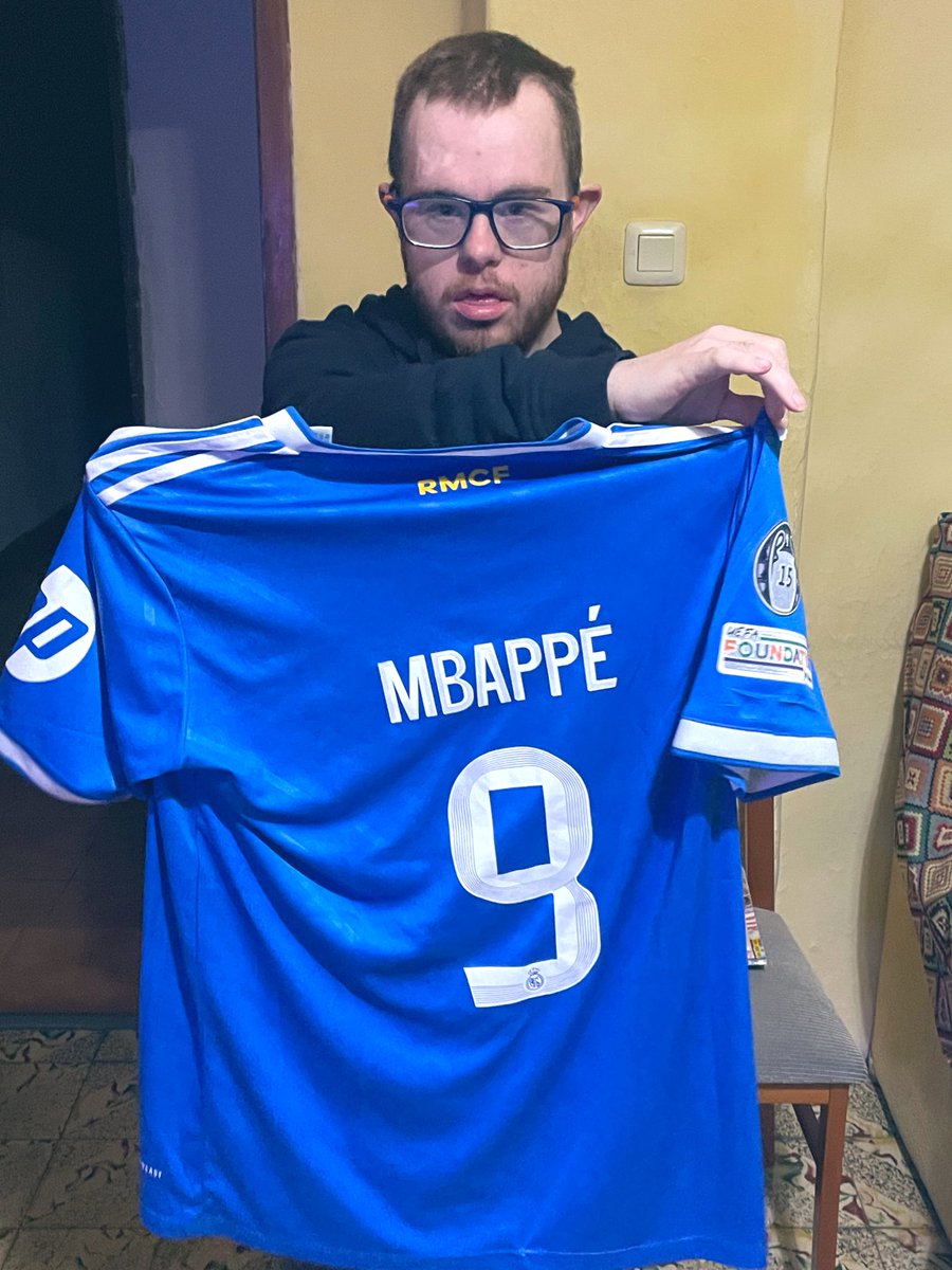 VicenteYElBalon's tweet photo. Mi primo es del Atleti, pero el amor por Mbappé no se negocia.
Hoy ha besado su camiseta como si fuera un tesoro.
Su sueño: conocer a Mbappé (o algún jugador del Atleti)
Si esto llega a @IbaiLlanos 
Igual la vida nos sorprende⚽️
✨
Ayudadnos con un RT https://t.co/gkZMRxrNp3