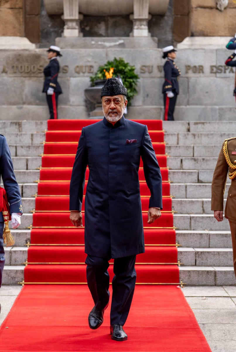 صورة تعبر عن مجدٍ تليد…
عن وطنٍ كتب التاريخ على أمواجه،
ورفع راياته فوق قمم الجبال،
وبقي صدى أمجاده يحرس الحاضر
ويضيء دروب المستقبل.

#السلطان_هيثم_يزور_اسبانيا