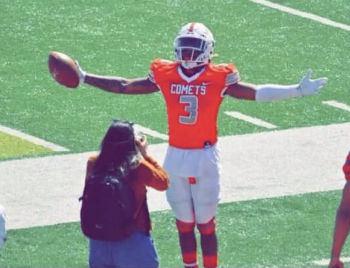 After a great conversation with <a href="/CoachDWill_/">Derek Williams</a> I am Blessed To Say I Have Received An Offer From The University of Olivet! #AGTG
<a href="/BellevilleFB/">Belleville Football</a> <a href="/CoachRayRapley/">Coach Ray Rapley</a> <a href="/calvintip87/">Coach Calvin Norman</a> <a href="/_treydeuce_/">Coach Trey</a> <a href="/AllenTrieu/">Allen Trieu</a> <a href="/TheD_Zone/">The D Zone</a>