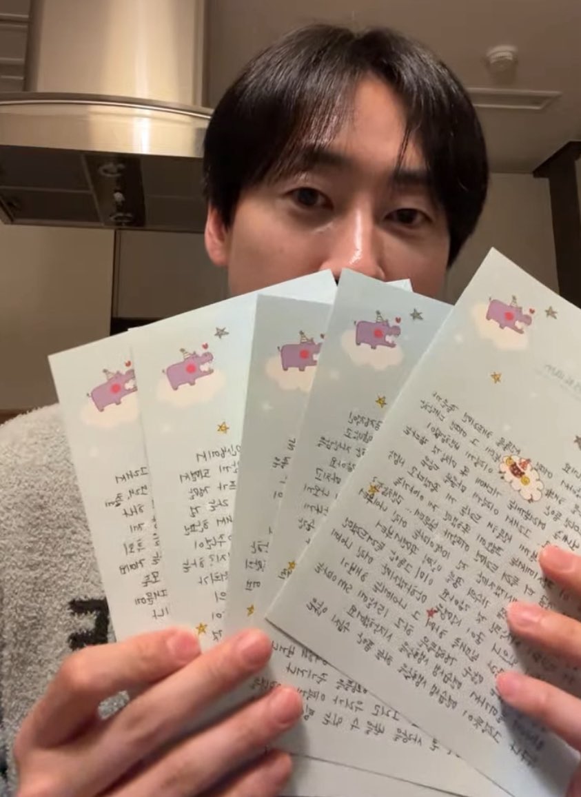 NniiJs0828's tweet photo. 251106 #EUNHYUK #은혁 🥹💙
จดหมายลายมือ จาก ฮยอคแจ...

ผมบอกไม่ได้ว่าจะเกิดอะไรขึ้นในวันข้างหน้า
ผมเองก็ยังหาคำตอบไม่ได้เหมือนกัน
แต่สิ่งหนึ่งที่ผมมั่นใจ คือ ...

“ผมอยากตอบแทนความรักของทุกคน
อย่างหมดหัวใจ และไม่ให้ตัวเองเสียใจภายหลัง” https://t.co/5Ui7uSaSjl