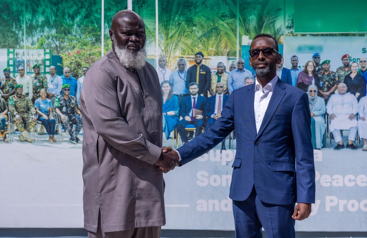 EnvoyStab_SOM's tweet photo. The Special Envoy for Stabilization and Civilian Protection, Hon. @OmarHashi114, today held constructive discussions with the SRCC and Head of @aussom_, Amb. El-Hadji Ibrahima Diene in #Mogadishu.

Hon. Hashi briefed the Ambassador on the progress of stabilization efforts in the Newly Liberated Areas and the advancement of the National Civilian Protection Policy, now in its final stages.

Amb. Diene commended the Office of the Special Envoy’s efforts and reaffirmed #AUSSOM’s strong commitment to deepening collaboration in advancing stabilization, civilian protection, and peacebuilding across #Somalia.