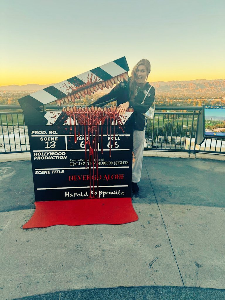 JamesTw96038816's tweet photo. @tweedie_james Took my favorite daughter to Universal Horror Nights 🌙 😍 #universal https://t.co/0lxuKLROoY