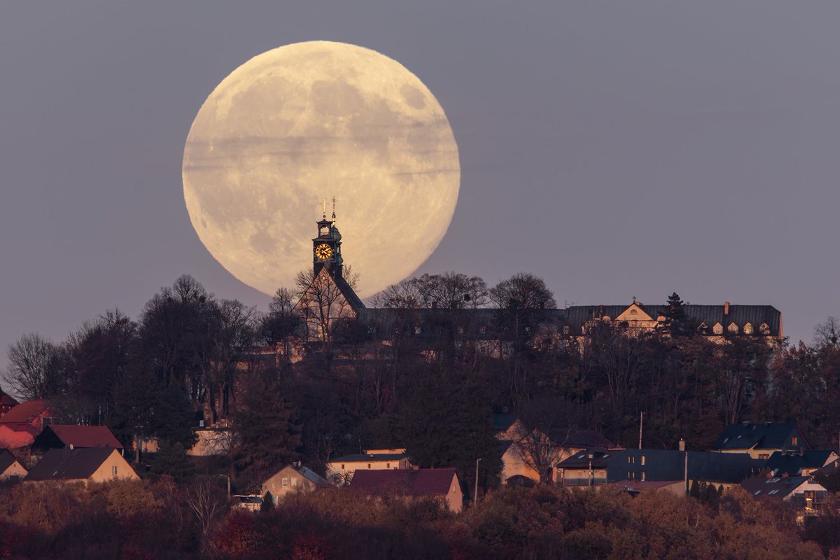 🌕Dzisiejszy wschód superpełni Księżyca nad Górą Św. Anny  w woj. opolskim 😍

Fot. niezawodny Adi Bie 🔥
<a href="/IMGWmeteo/">IMGW-PIB METEO POLSKA</a> <a href="/meteo_expert/">Jarosław Turała</a> <a href="/MeteoprognozaPL/">meteoprognoza.pl🇵🇱</a> 
#obserwatorzyburz #ksiezyc #moon #fullmoon