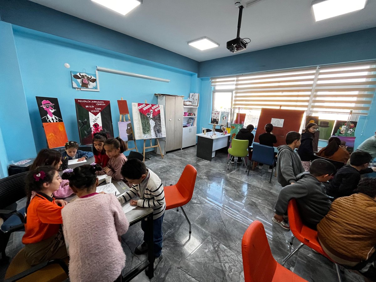 GSB_GurpinarGM's tweet image. Güzel Sanatlar Atölyemizde, gençlerimizin sanatsal duyarlılığını artırmak ve toplumsal farkındalık oluşturmak amacıyla çalışmalarımızı sürdürüyoruz.
Sanatla düşünen, hisseden ve üreten gençler yetiştiriyoruz. 🎨