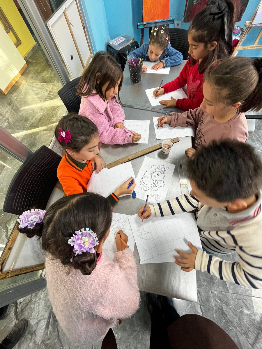 GSB_GurpinarGM's tweet image. Güzel Sanatlar Atölyemizde, gençlerimizin sanatsal duyarlılığını artırmak ve toplumsal farkındalık oluşturmak amacıyla çalışmalarımızı sürdürüyoruz.
Sanatla düşünen, hisseden ve üreten gençler yetiştiriyoruz. 🎨