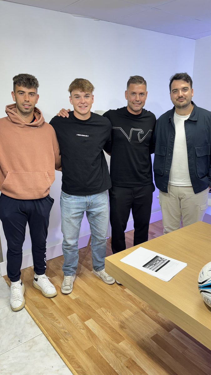 Ya grabado el programa con Puri y Logedo más Carrasco, que ha venido a vernos (vamos a tener que darle una sección 🤣)

Muy muy TOP el programa de hoy a partir de las 20:30h en arabitv.es/en-directo/ o YouTube  youtube.com/@arabitvlajung…