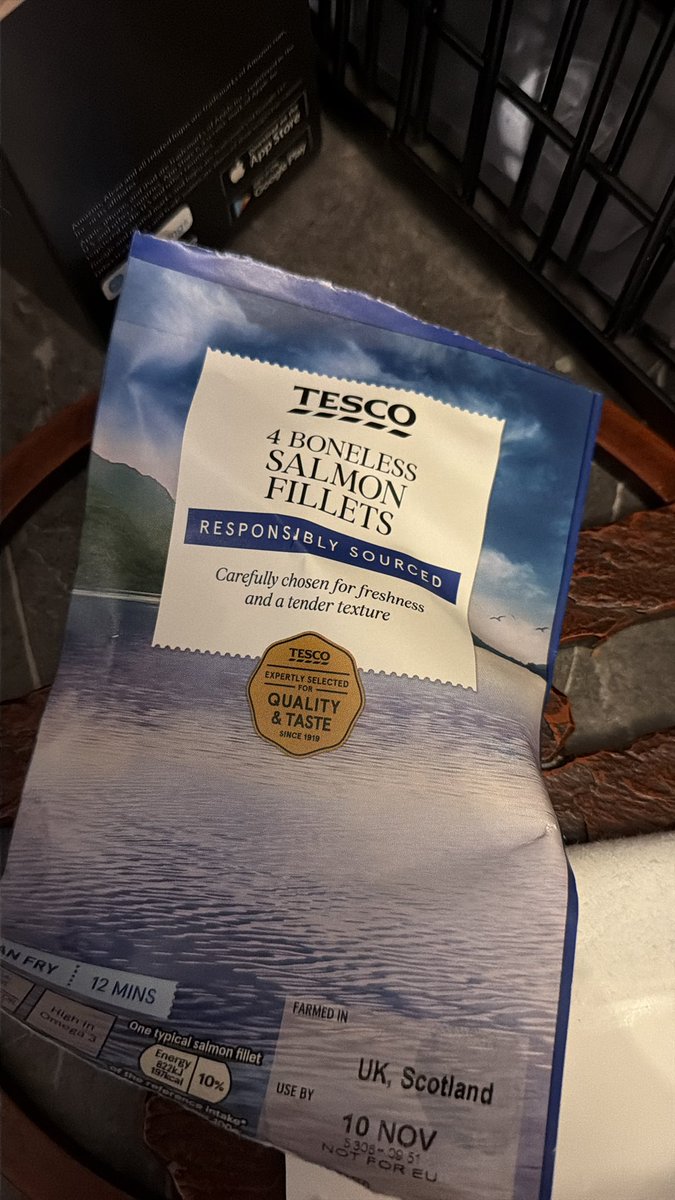 ___rebeccax's tweet photo. @Tesco I know it says that you *may* still find bones in the boneless salmon fillets but I didn’t expect to pull out bones of this size!!! https://t.co/POqqBkDHjm