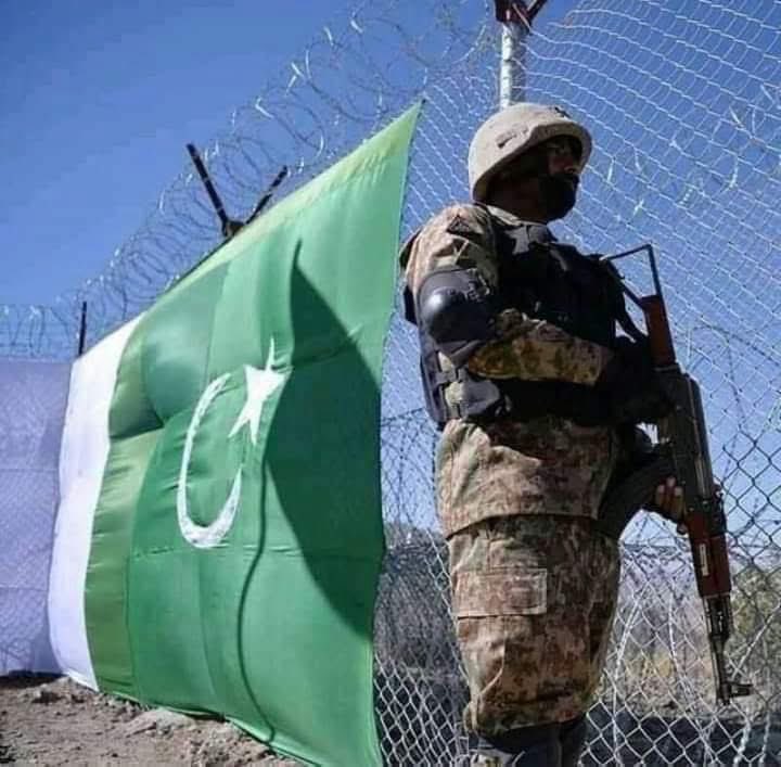 usama52012's tweet photo. اگر کوئی پوچھے کہ فوجی کیا کرتے ھیں 
تو بتانا تمہارے بچے بچانے کیلئے اپنے بچے یتیم کرتے ہیں 😢
پاکستان ہمیشہ زندہ باد 🇵🇰 https://t.co/dNfvxazHVu