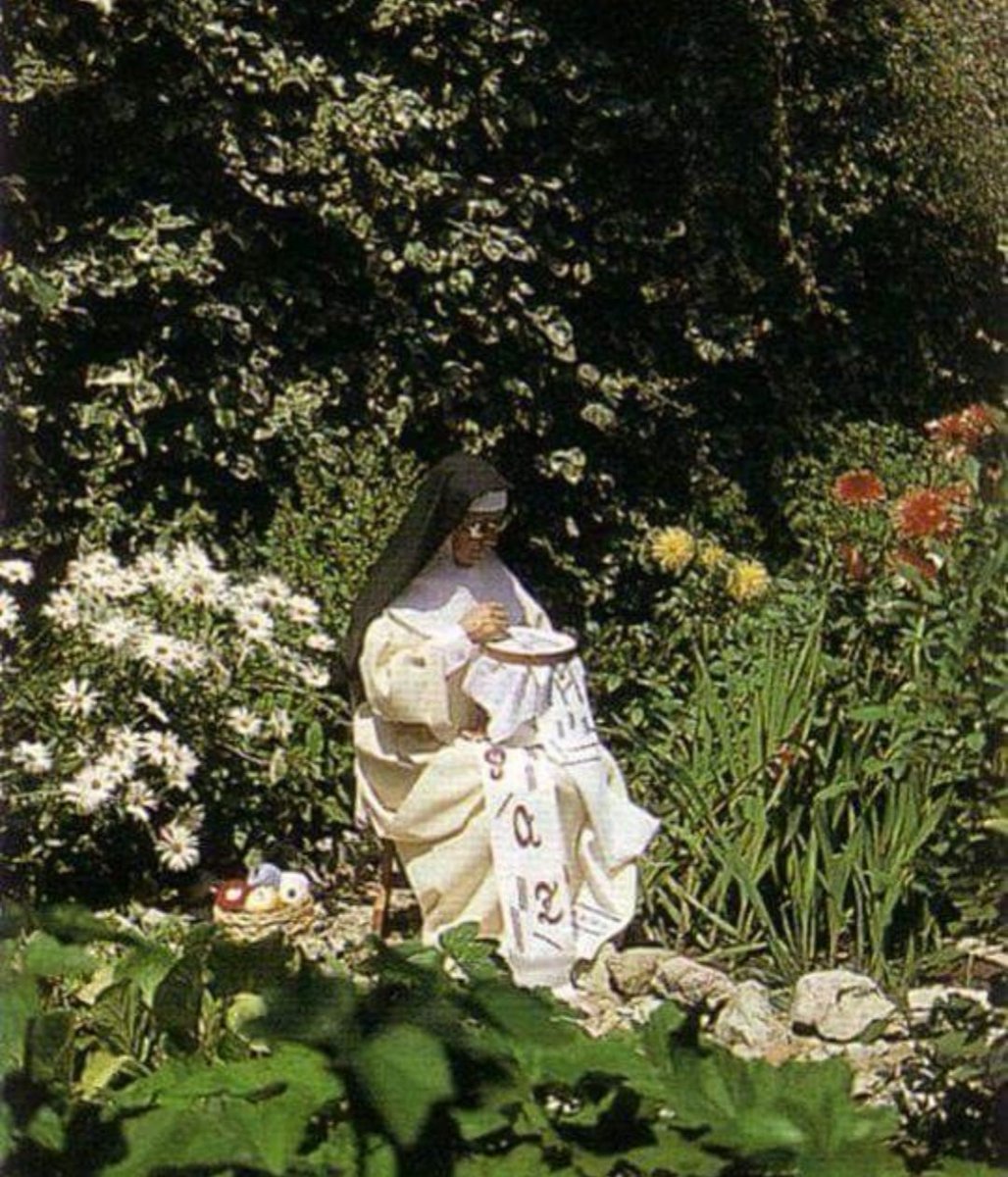 "Remember that nothing is small in the eyes of God. Do all that you do with Love."

--𝑺𝒕. 𝑻𝒉𝒆𝒓𝒆𝒔𝒆 𝒐𝒇 𝑳𝒊𝒔𝒊𝒆𝒖𝒙