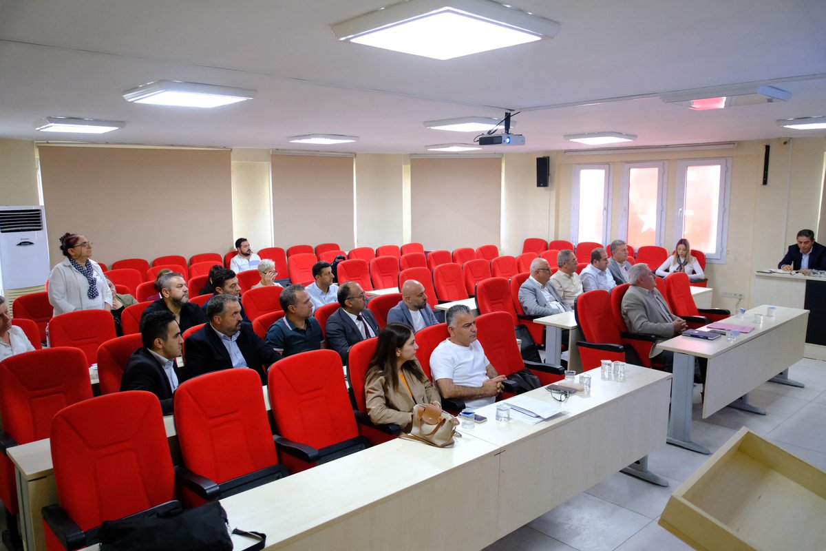 Defne Belediyesi’nde hizmet anlayışımızın temelinde ortak akıl ve ekip çalışması yer alıyor.
Başkan yardımcılarımız ve birim müdürlerimizle bir araya gelerek ilçemizin öncelikli ihtiyaçlarını, devam eden çalışmalarımızı ve planladığımız projeleri değerlendirdik.