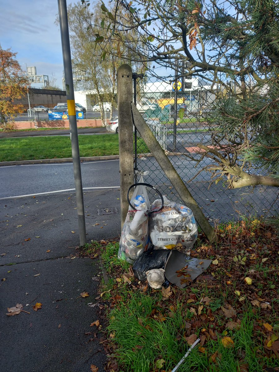 Litterwatch1's tweet image. The Yew Tree Trio are putting in work! 
Tragedy struck on their adopted street: their hoop snapped in two from all the heavy lifting! That's how you know it was a huge effort. Respect.  #YewTreeTrio #dogwalking #HoopSacrifice #volunteers #sandwell