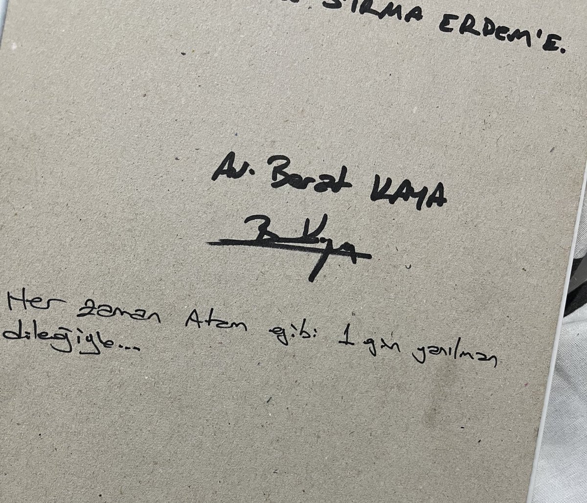 “Taaruz emrini verdiğim günden itibaren sayınız 15 gün sonra İzmir’deyiz.”
26 Ağustos’ta başlayan taaruz 9 Eylül günü son bulmuştu. Takvimler sadece on dört gün geçtiğini gösteriyordu.
Atatürk:“Tüh” dedi. “Bir gün yanılmışız.”

aldığım hediyenin inceliğine bakin..