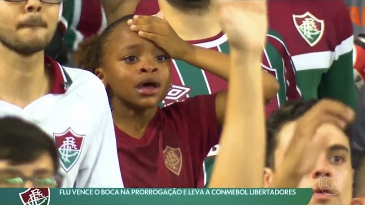 IrlanSimoes's tweet photo. Há exatos 2 anos foi produzida a imagem mais linda história do futebol.

A eternidade do pré-gol passeando pelos olhos da garotinha já exausta com a agonia de uma final de Libertadores.

Queria ler um Nelson Rodrigues sobre esse milênio que ela viveu entre a angústia e a glória. https://t.co/kQupKk3vMQ
