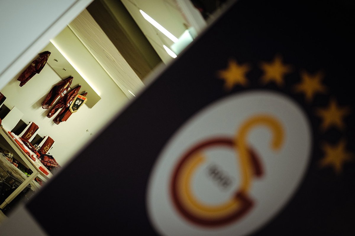 GalatasaraySK's tweet photo. Karşılaşma öncesinde soyunma odamız hazır! ✅ 

#AJAvGS #UCL https://t.co/NAZ8TvG2qu